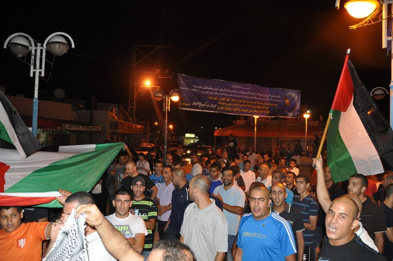  بالصور: تظاهرة تضامنية مع أهالي قطاع غزة أمام مسجد دهمش بمدينة اللد 